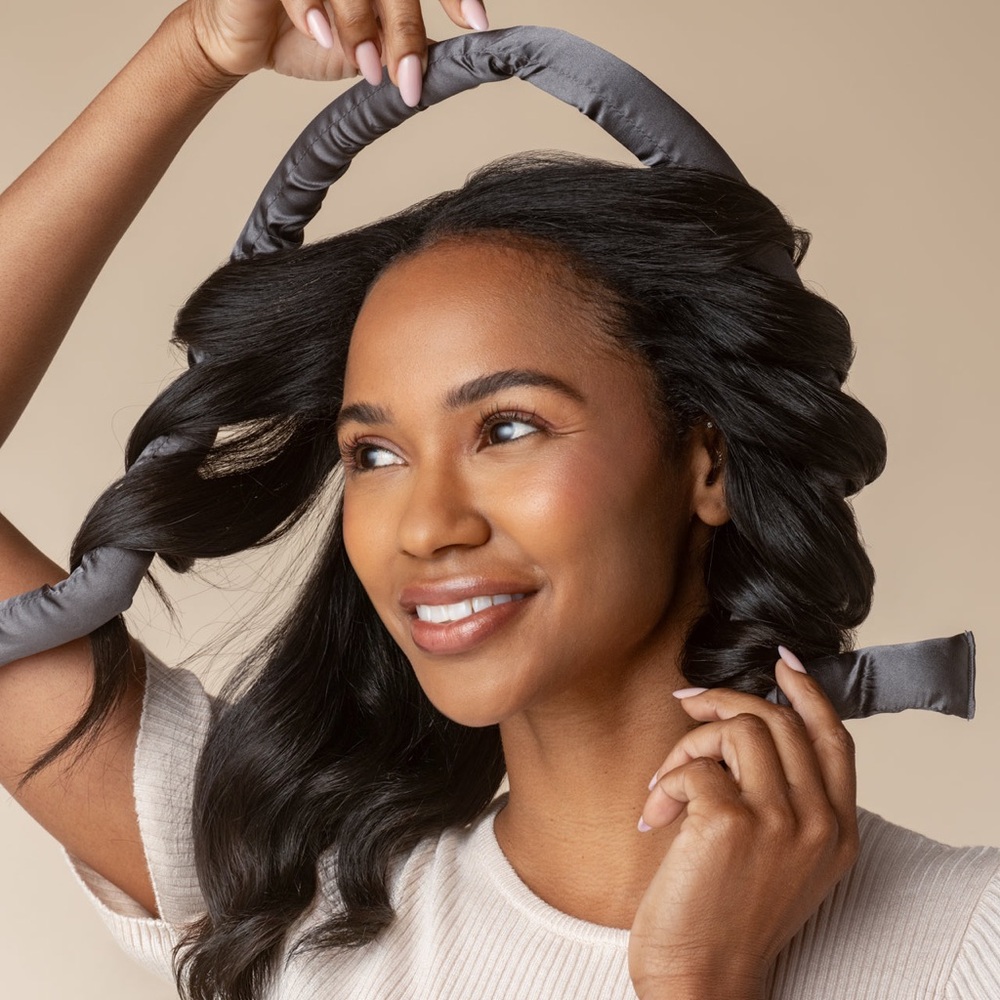 Satin overnight heatless curls set : includes 1 rod and 2 Sephora scrunchies